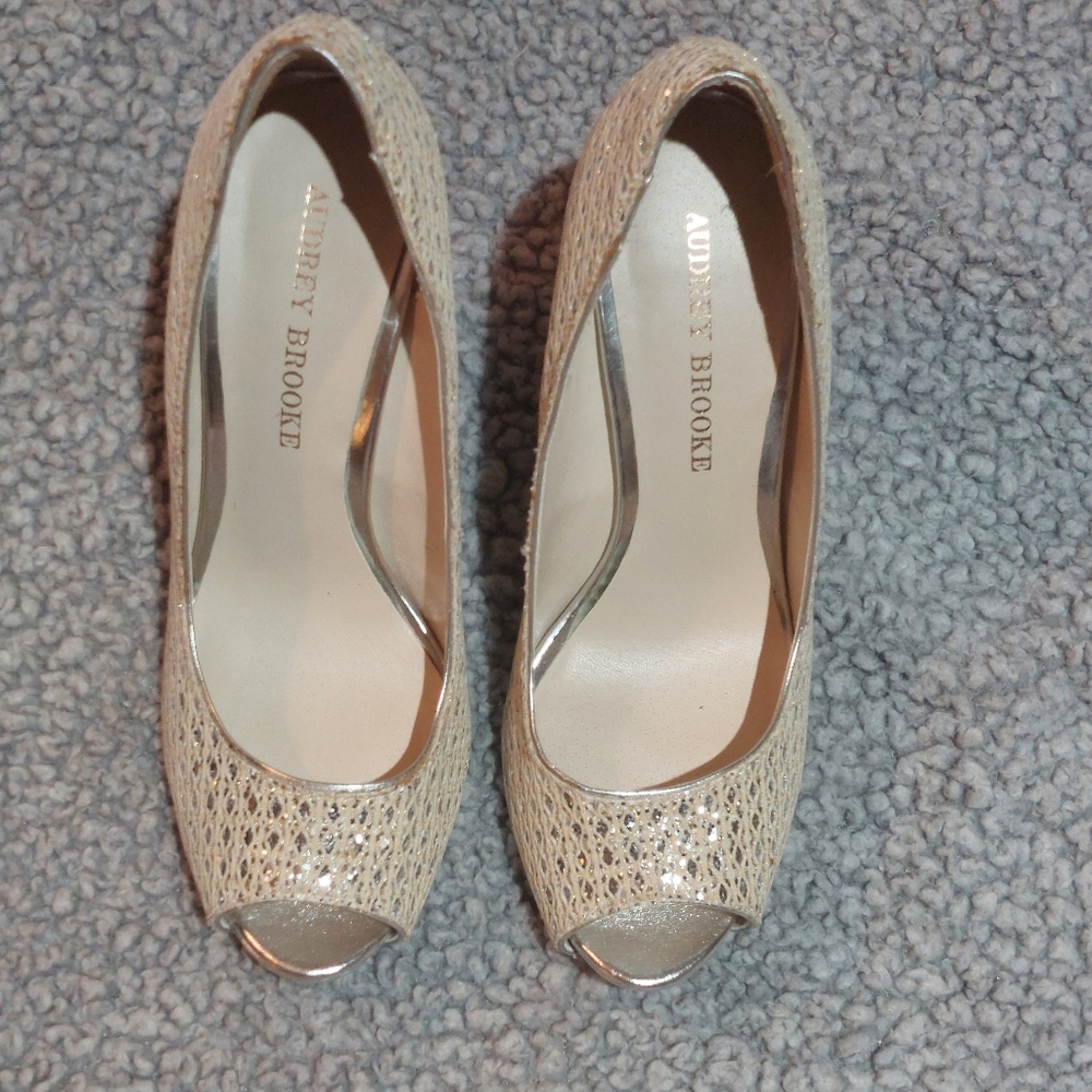 👠 Audrey Brooke Women's Peep Toe Gold Metallic Stiletto Heel Pumps 7 1/2 👠